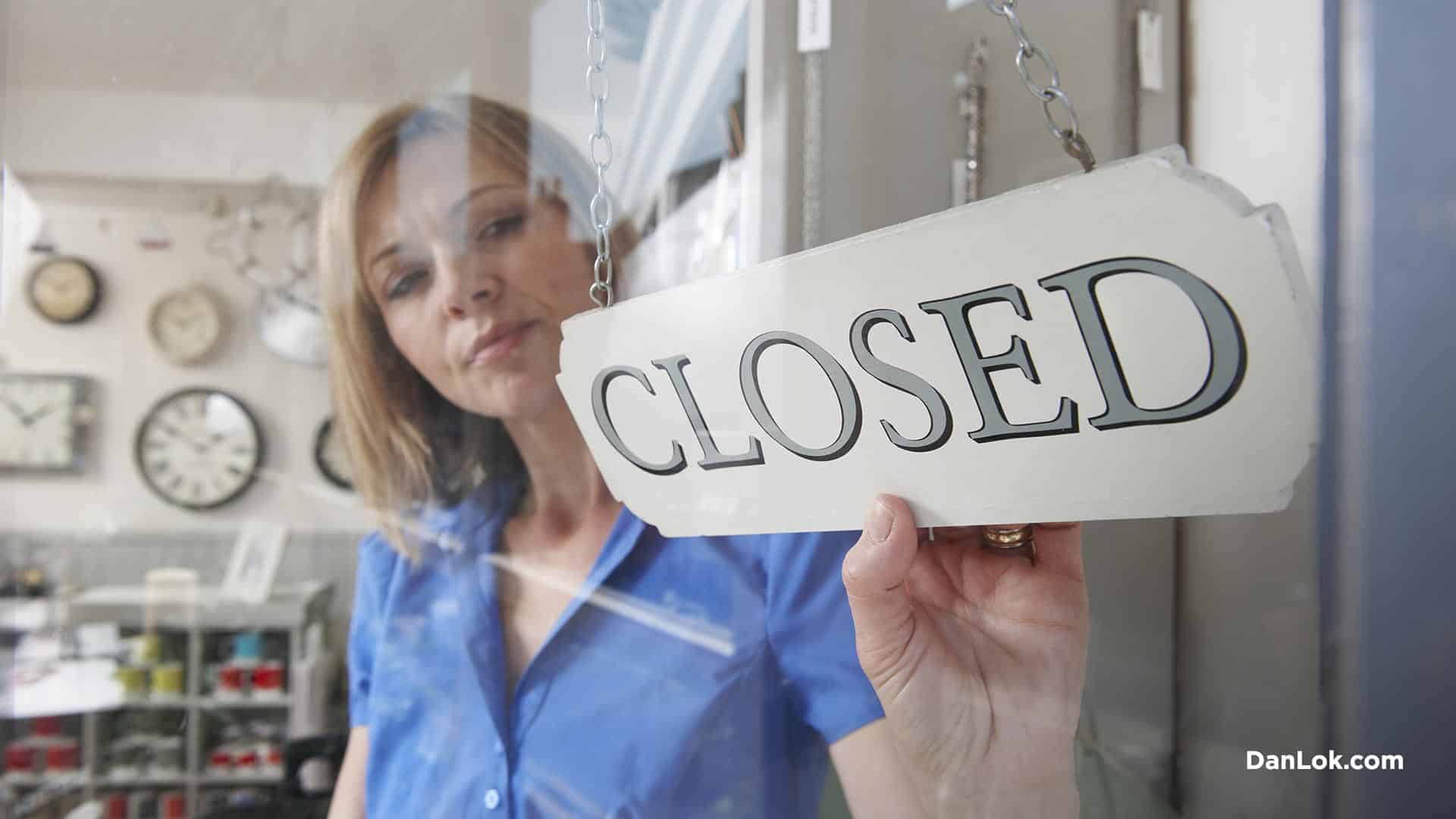 Image of a store's closed sign